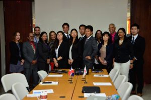 Voluntarios y funcionarios del MEPyD durante el acto de despedida en el salón de videoconferencia.