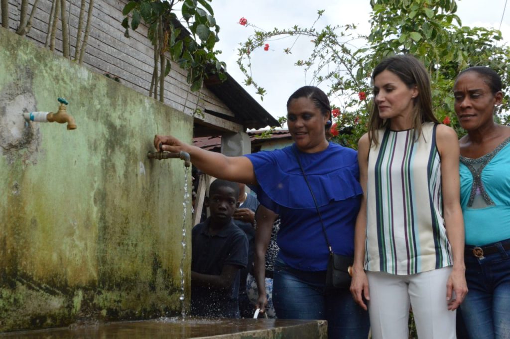 Reina Letizia visita proyectos de la cooperación española junto al ministro de Economía