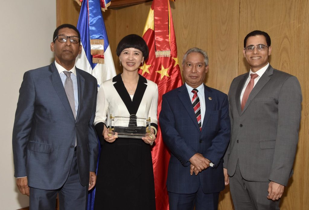 El MEPyD reconoce en acto de despedida encargada de negocios de China Popular