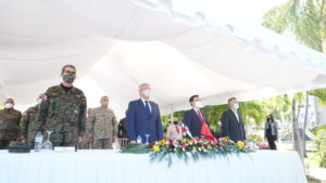 Al centro, el ministro de la Presidencia, Lisandro Macarrulla, junto al ministro de Defensa, Teniente General Carlos Luciano Díaz Morfa (izquierda) y el Embajador Extraordinario y Plenipotenciario de la República Popular China en República Dominicana, Zhang Run (derecha).