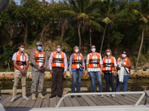 De izquierda a derecha: Eric Hombolm, encargado de proyectos The Ocean Cleanup; Juan Bienvenido Crisóstomo Martínez, capitán de navío de la Armada Dominicana; Jaime González, viceministro de la presidencia; Inka Mattila, representante residente PNUD; Annemieke Verrijp, embajadora del Reino de los Países Bajos; Rosa Rijo, Ministerio de la Presidencia; María Eugenia Morales, oficial de programas PNUD.