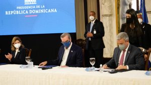 De izquierda a derecha: Raquel Peña, vicepresidenta de la República; Luis Abinader, presidente de la República y Lisandro Macarrulla, ministro de la Presidencia.