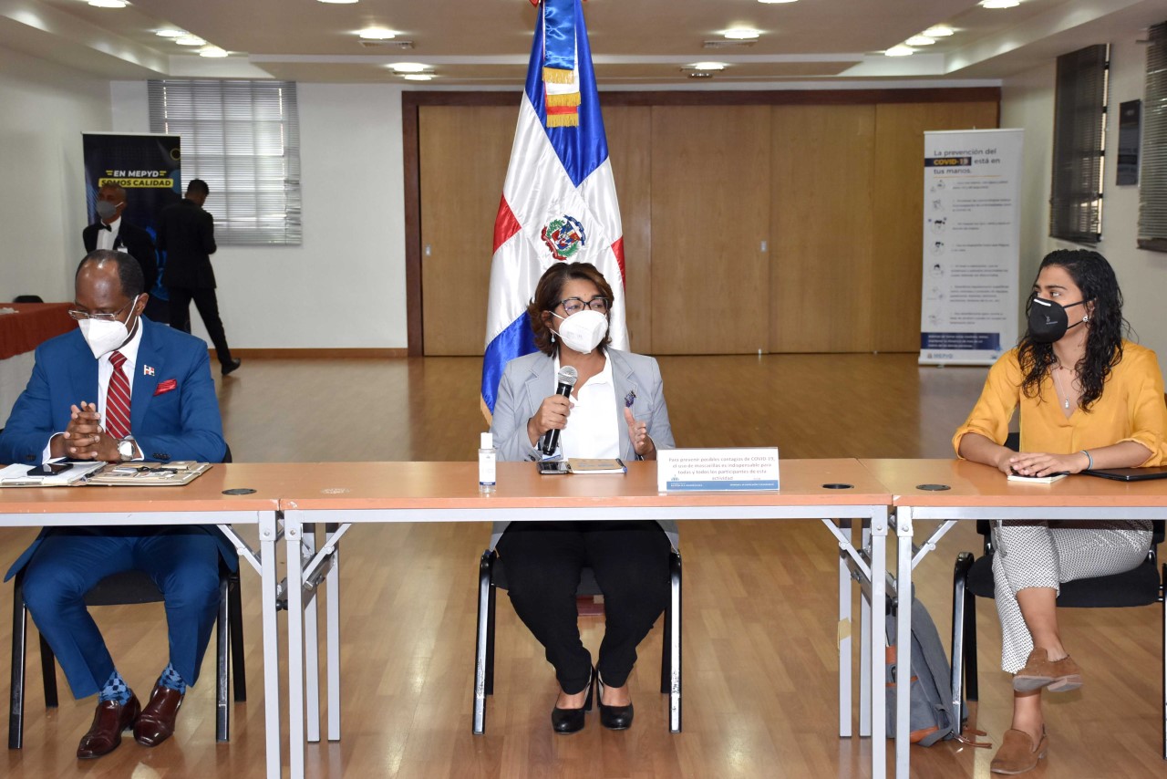 Al centro Olaya Dotel, viceministra de Cooperación Internacional del ministerio de Economía, Planificación y Desarrollo; le acompañan el viceministro de Cooperación 