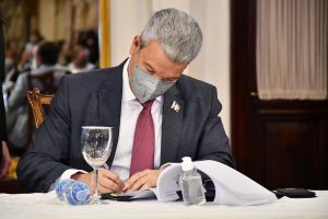 Ministro Lisandro Macarrulla momentos en que rubricaba el documento contentivo al Pacto Eléctrico