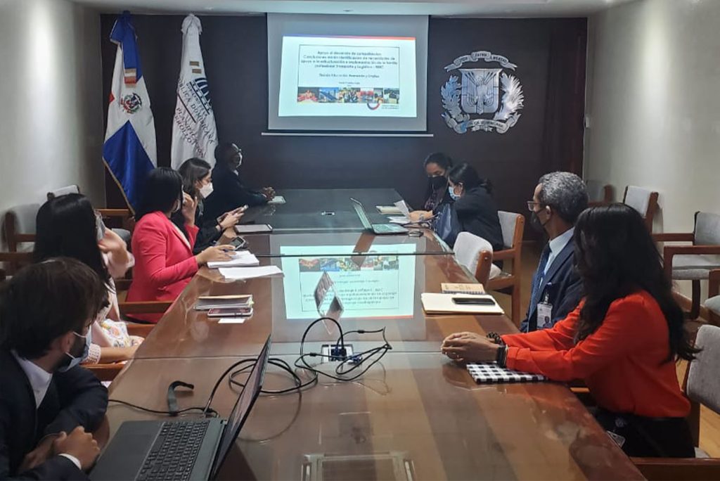 En la mesa de trabajo de la misión Agencia Francesa de Desarrollo se encuentran Francisco Rojas, director de Cooperación Bilateral; Paula Cubillos Celis, jefa de proyectos de la división Educación, Formación y Empleo, de la sede AFD-París; Sandra Kassab y Lucas Giménez, directora y encargado de proyectos, en la sede dominicana de la AFD, respectivamente.
