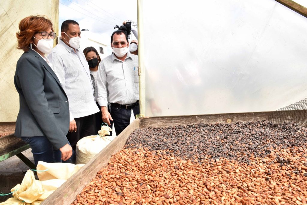 Olaya Dotel, viceministra de Cooperación Internacional y Yamel Valera, viceministro Administrativo y Financiero, encabezan recorrido en la provincia El Seibo. 
