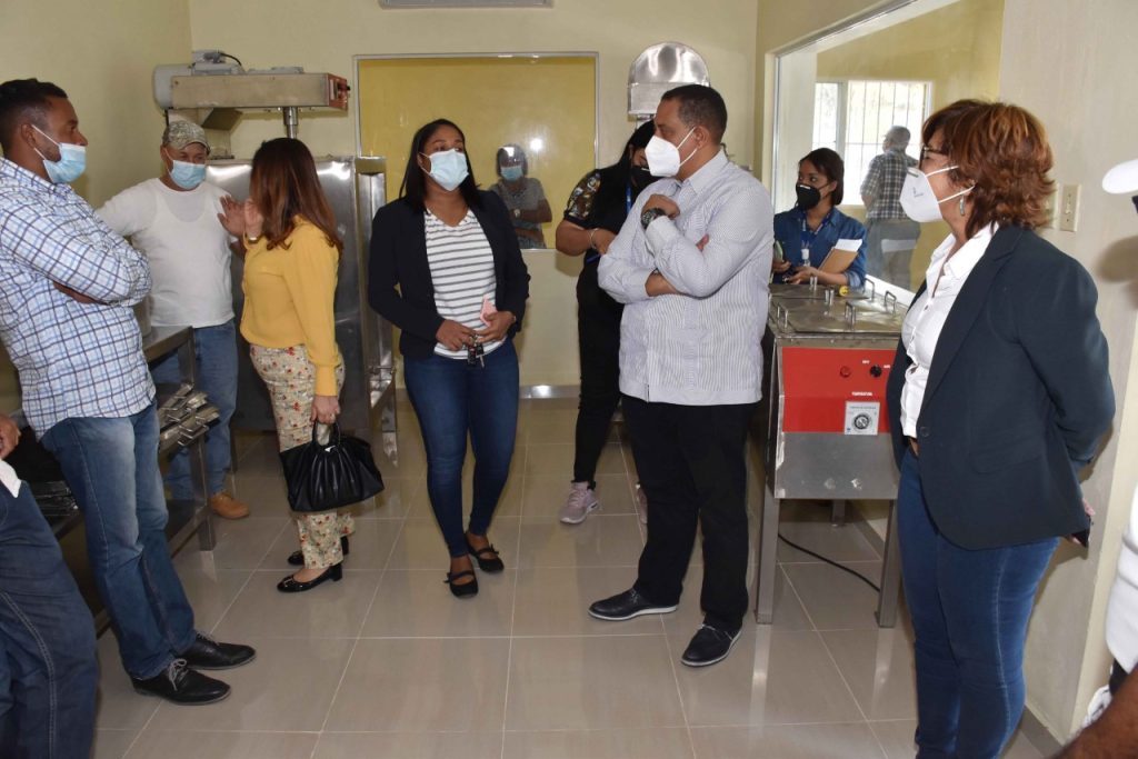 Olaya Dotel, viceministra de Cooperación Internacional y Yamel Valera, viceministro Administrativo y Financiero, en las instalaciones de la planta del «Tour de Chocolate», en la comunidad Los Botados, provincia El Seibo. 