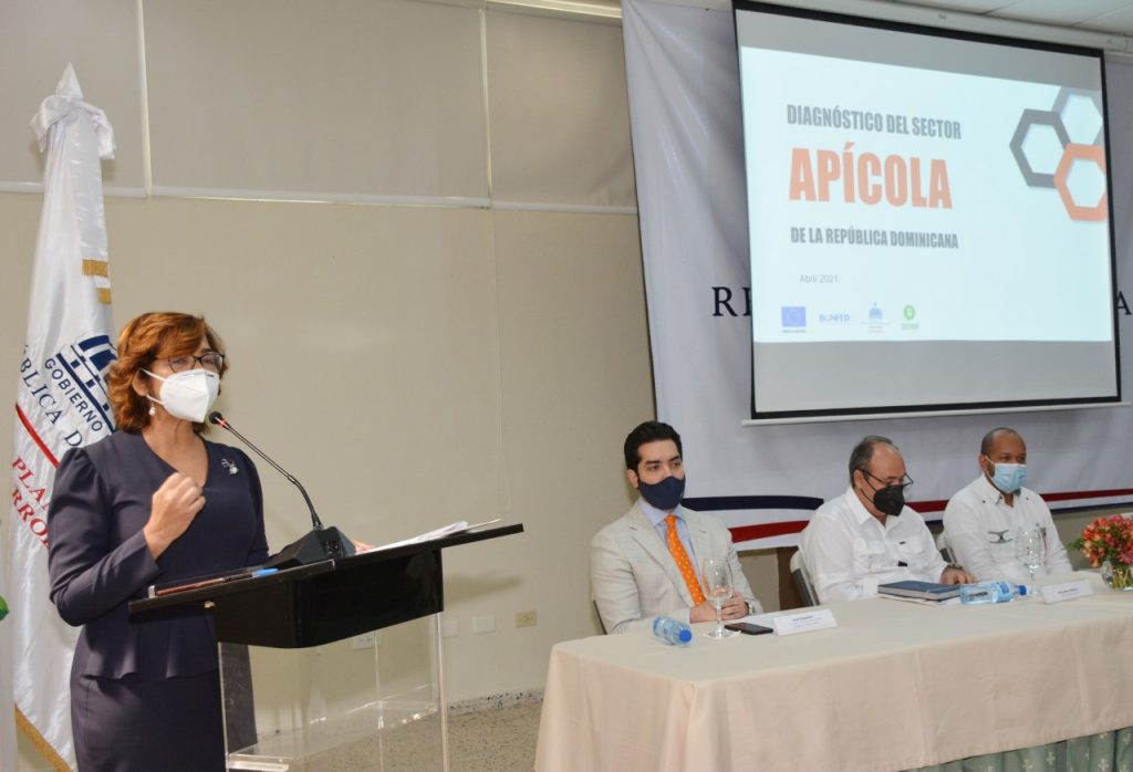 Olaya Dotel, viceministra de Cooperación Internacional del Ministerio de Economía, Planificación y Desarrollo y Ordenadora Nacional de los Fondos Europeos para el Desarrollo, participa en el acto de presentación de la Estrategia Nacional Apícola y avances del proyecto del componente de apoyo al Sector Apícola, le acompañan en la mesa de honor José Español, encargado de Promoción de Mercado Interno del Ministerio de Industria y Comercio; Geovanny Molina, director general de Ganadería, y Aldo Paula, de la Universidad ISA.