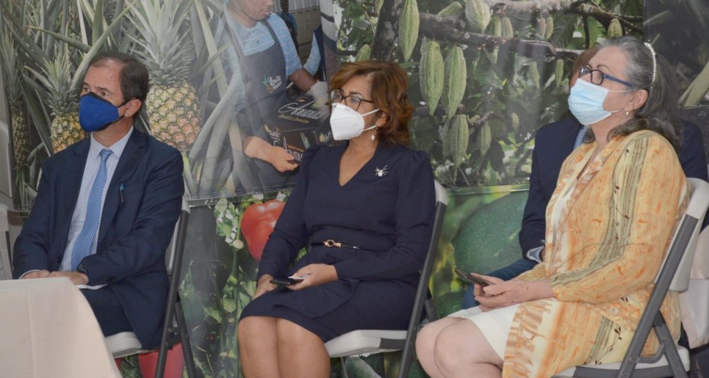 De izquierda a derecha, Ramón Espinosa, primer consejero y jefe de la Sección Contratos y Finanzas de la Delegación de la Unión Europea en República Dominicana; Olaya Dotel, viceministra de Cooperación Internacional del Ministerio de Economía, Planificación y Desarrollo y Ordenadora Nacional de los Fondos Europeos para el Desarrollo, y Mirian Guzmán, viceministra de Desarrollo Rural Agropecuario del Ministerio de Agricultura. 