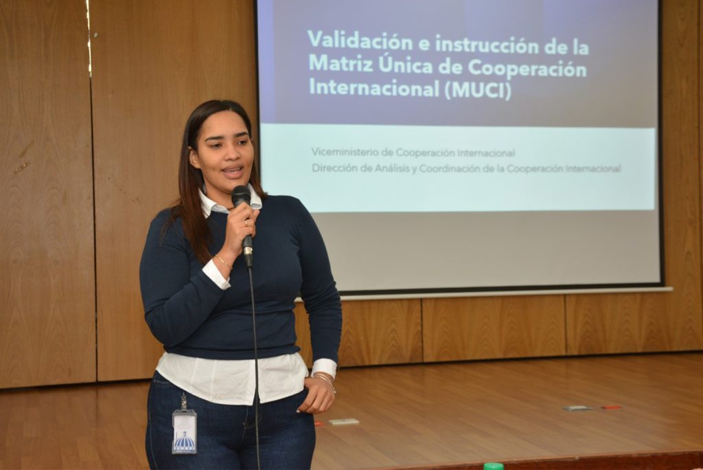 Arleny Marte, encargada DEFENCI de la DACCI, completa la matriz única de cooperación.