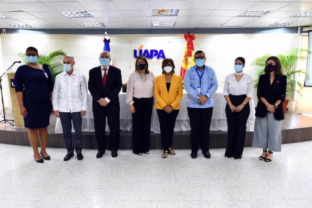 De izquierda a derecha, Vilma Díaz, directora UAPA, recinto Santo Domingo Este; Alejandro Abellán García de Diego, embajador de España en la República Dominicana; Magdy Martínez Solimán, director de la Agencia Española de Cooperación Internacional para el Desarrollo (AECID); Jovanny Rodríguez vicerrectora académica de la Universidad Abierta para Adultos; Olaya Dotel, viceministra de Cooperación Internacional del Ministerio de Economía, Planificación y Desarrollo y Ordenadora Nacional de los Fondos Europeos para el Desarrollo; Cristian Hernández, director de Servicios de Apoyo a las MIPYMES; Jenny Mago, directora de Investigación y Postgrado de la UAPA, recinto Santo Domingo Este, y Blanca Yáñez, coordinadora general de la Agencia Española de Cooperación Internacional para el Desarrollo (AECID) en República Dominicana.
