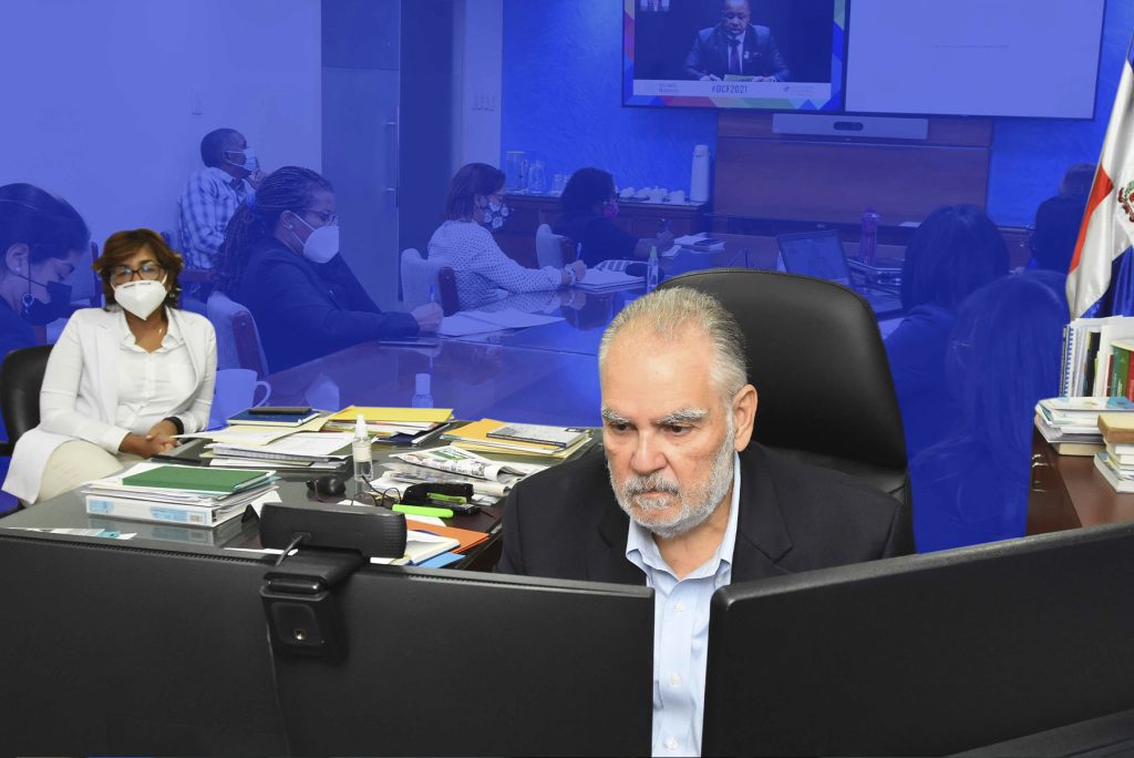 En el foro internacional tienen intervenciones el ministro de Economía, Planificación y Desarrollo, Miguel Ceara Hatton.