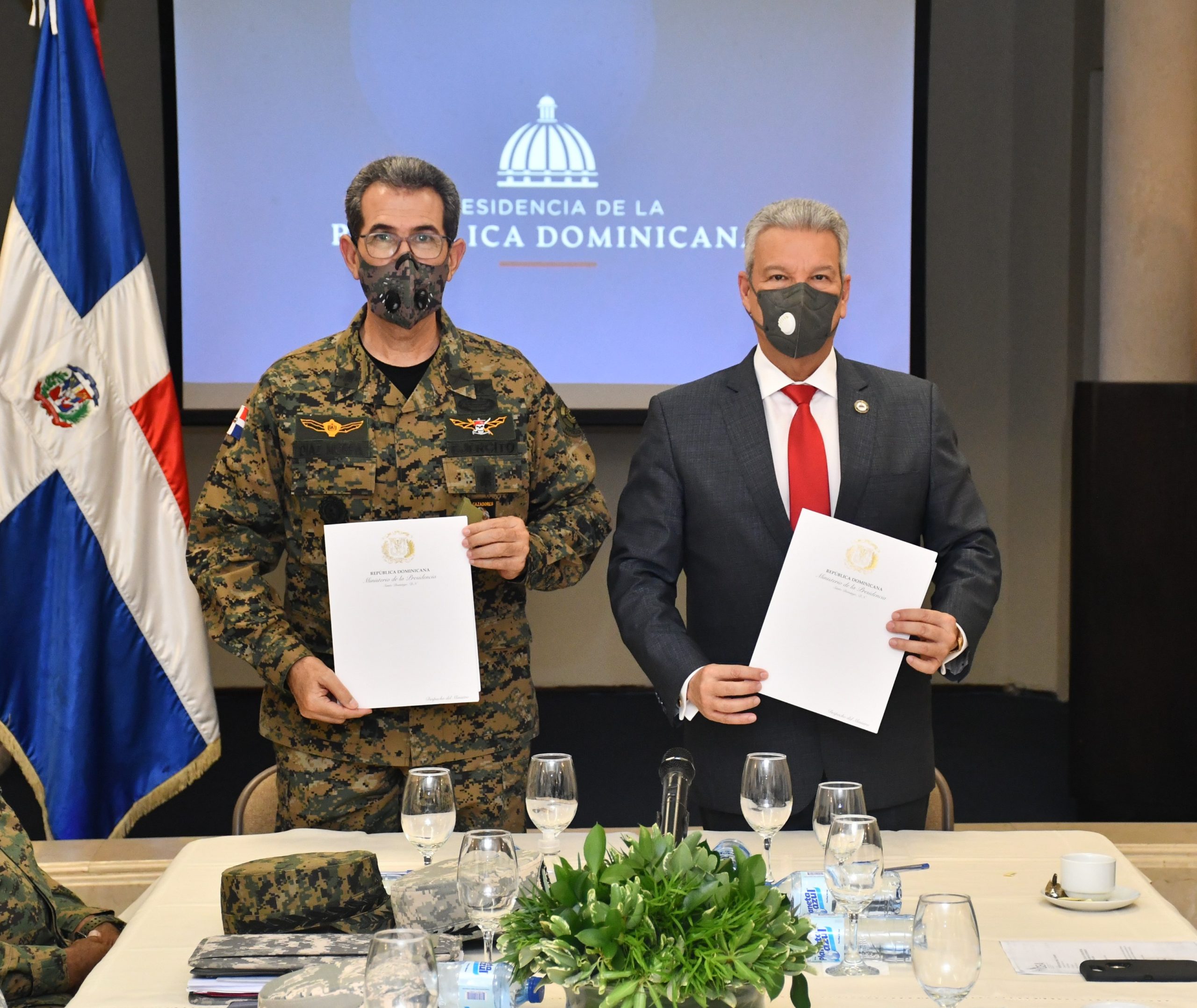 Ministerio de la Presidencia y Ministerio de Defensa firman acuerdo de colaboración para incluir militares al Plan Nacional de Viviendas Familia Feliz
