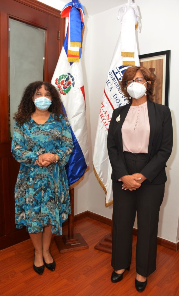 Olaya Dotel, viceministra de Cooperación Internacional del Ministerio de Economía, Planificación y Desarrollo y Ordenadora Nacional de los Fondos Europeos para el Desarrollo, y Bethania Betances, representante país del Programa Conjunto de Naciones Unidas para el VIH y Sida (ONUSIDA),