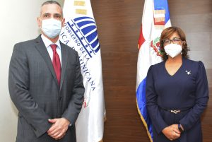 Olaya Dotel, viceministra de Cooperación Internacional del Ministerio de Economía, Planificación y Desarrollo, y Alejandro Arias, embajador de República Dominicana en el Perú.