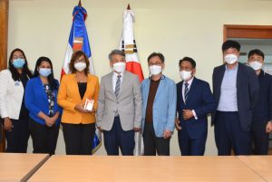 Al centro, Olaya Dotel, viceministra de Cooperación Internacional del Ministerio de Economía, Planificación y Desarrollo y Ordenadora Nacional de los Fondos Europeos para el Desarrollo, y Seok Jin Kim, secretario general Centro Coreano Saemaul Undong y Saemaul Global, junto a la misión de Corea y funcionarios del Ministerio de Economía.