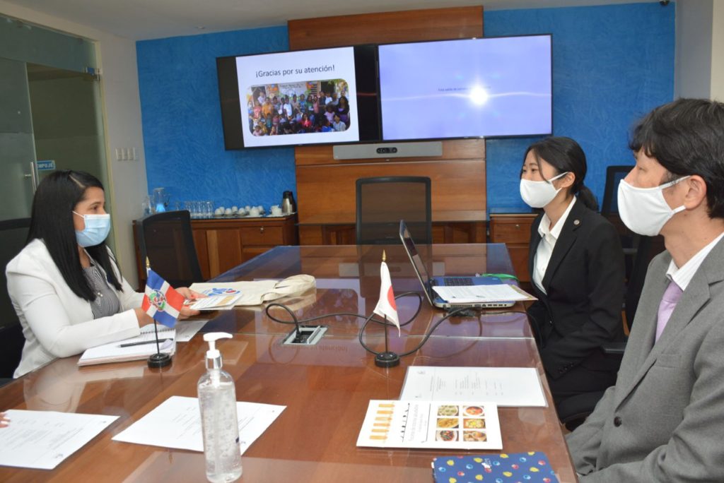 Rosanna Arias, directora de Cooperación Bilateral del Ministerio de Economía, Planificación y Desarrollo, recibe reporte del programa de Voluntario de la JICA.