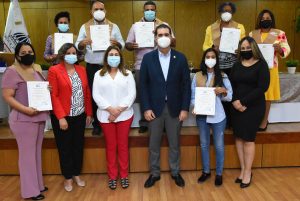 Los graduandos y graduandos que recibieron sus certificados en elaboración y ejecución de proyectos de inversión para las ASFL.