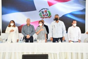 Mesa de honor primera entrega de viviendas Familia Feliz. De izquierda a derecha, Gloria Reyes, directora de Supérate RD; Lisandro Macarrulla, ministro de la Presidencia; Raquel Peña, vicepresidenta de la Republica; Jesús (Chú) Vásquez, ministro de Interior y Policía y Jose Gutiérrez, representante de Servinta.