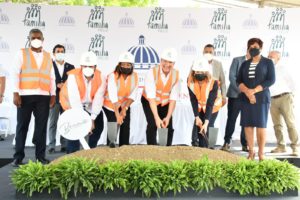 Ministro de la Presidencia, Lisandro Macarrulla, junto a la gobernadora de la provincia Santo Domingo, Altagracia Drullard; el ingeniero Eduardo Melo, representante de la constructora Melo Paniagua y otros líderes comunitarios al momento de dar el primer picazo para la construcción del proyecto Boca Residence en Boca Chica.