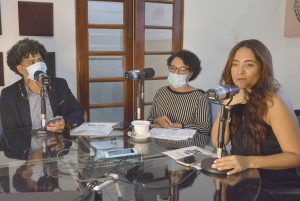 La especialista sectorial del CASFL del Ministerio de Economía, Planificación y Desarrollo, Yuniris Ramírez, y el encargado operativo del programa Supérate, Luis Yanuel Cordero, entrevistados en el programa “Orientación Comunitaria”, que se transmite por radio CTC.