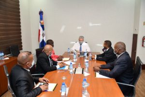 Representantes de FENAMOTO, UNAMODINE, FENAMOR y UNAMOTAXI, junto a Lisandro Macarrulla, ministro de la Presidencia