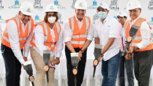 Al centro, Lisandro Macarrulla, ministro de la Presidencia, junto a Pura Casilla, Gobernadora de la provincia San Cristóbal; los viceministros de la Presidencia, Jaime González y Camel Curi, y George Gatthas, desarrollador del proyecto.