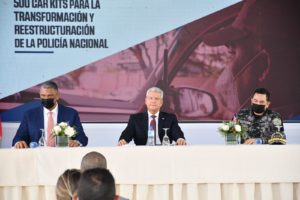 Ministro Lisandro Macarrulla, junto al ministro de Interior y Policía, Jesús (Chú) Vásquez y el director de la Policía Nacional, Eduardo Then, durante el acto de entrega de los primeros 500 Car Kits que entregó el Sistema Nacional de Atención a Emergencias y Seguridad 9-1-1 en Santo Domingo, a la Policía Nacional.