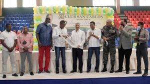 Ministro Lisandro Macarrulla momentos en que recibía reconociemiento de manos de representantes del Club San Carlos