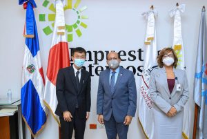 De izquierda a derecha, SASAKI Kenta, representante Residente Adjunto de JICA República Dominicana; Juan Valdez, director general de Impuestos Internos y Olaya Dotel, viceministra de Cooperación Internacional del Ministerio de Economía, Planificación y Desarrollo y Ordenadora Nacional de los Fondos Europeos para el Desarrollo.
