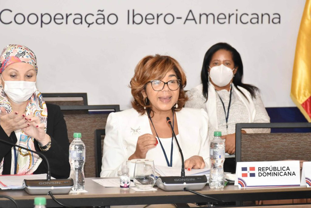 Olaya Dotel Caraballo, viceministra de Cooperación Internacional del Ministerio de Economía, Planificación y Desarrollo, en la moderación de la II Reunión de Responsables de Cooperación ante la Secretaría General Iberoamericana.