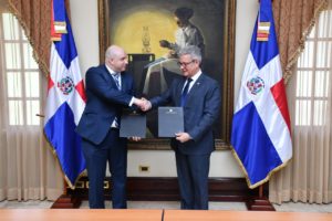 Lisandro Macarrulla, ministro de la Presidencia y Herbert Lewy, gerente general de Microsoft Caribe