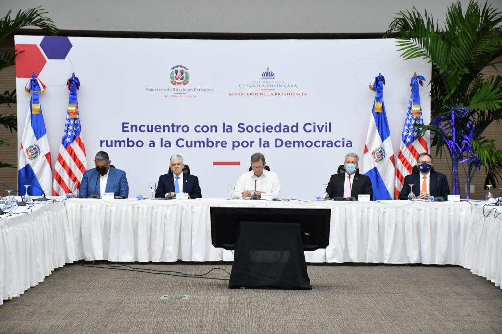 Los ministros de la Presidencia, Lisandro Macarrulla, y de Relaciones Exteriores, Roberto Álvarez en la mesa de honor.