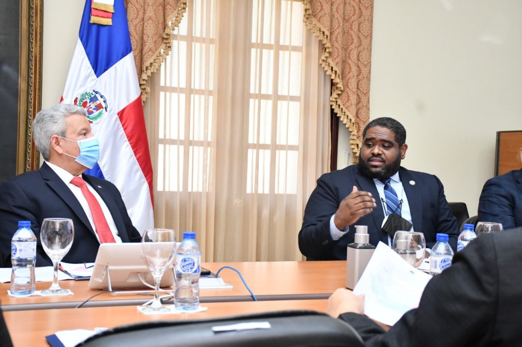 Ministro Lisandro Macarrulla junto al viceministro de Agenda Digital, José David Montilla.