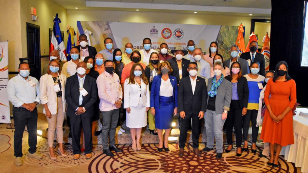 Al centro, Olaya Dotel, viceministra de Cooperación Internacional del Ministerio de Economía, Planificación y Desarrollo y Ordenadora Nacional de los Fondos Europeos para el Desarrollo y Juan Salas, presidente de la CNE y director ejecutivo de la Defensa Civil, junto a los alcaldes participantes.