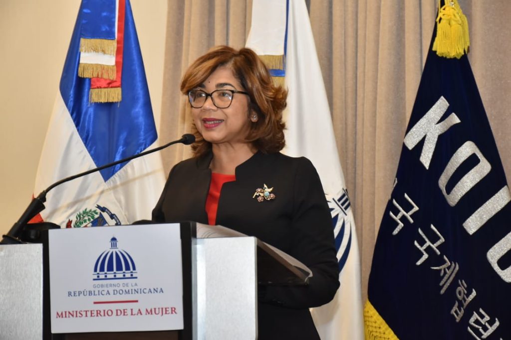 La viceministra Olaya Dotel acompañada de la ministra de la Mujer , Maira Jiménez, Ana Gabriel de GoodNeighborsRD RD y el director de KOICA RD , Joon Sang Park.