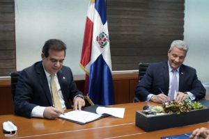 Momento en que el ministro de la Presidencia, Lisando Macarrulla y el vicepresidente ejecutivo de la Alnap, Gustavo Zuluaga Alam, rubrican el acuerdo.
