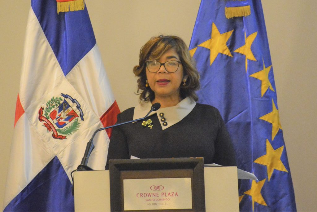 Olaya Dotel, viceministra de Cooperación Internacional del Ministerio de Economía, Planificación y Desarrollo y Ordenadora Nacional de los Fondos Europeos para el Desarrollo, mientras participa en la apertura del taller de formación: implementación de guía para fortalecer la incorporación de la perspectiva de género en las decisiones judiciales de República Dominicana.