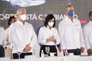 Lisandro Macarrulla, ministro de la Presidencia; Raquel Arbaje, primera dama de la República; y Luis Abinader, presidente de la República, durante el acto en que el Gobierno dejó en funcionamiento el nuevo Corredor Churchill.