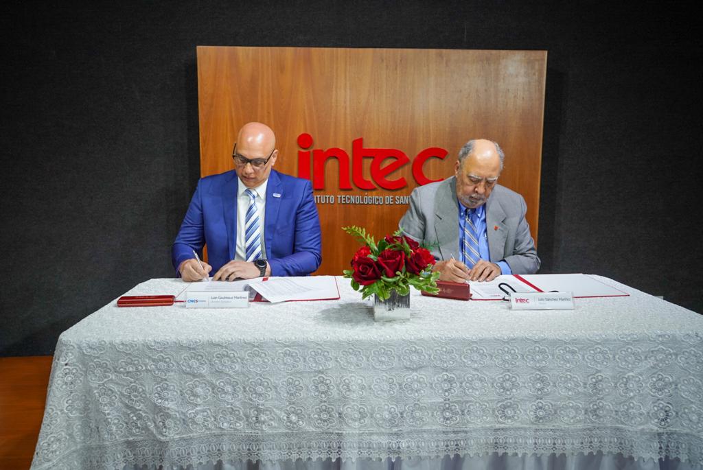Momento en que el director del CNSS, Juan Gabriel Gautreaux y el rector del Intec, Julio Sánchez Maríñez, rubrican el acuerdo que deja iniciados los trabajos de la Mesa interinstitucional sobre ciberseguridad.