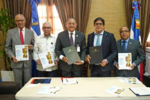Rodrigo Castañeda, representante de la FAO en RD y Jaime Oscar González, viceministro de la Desarrollo Social del Minpre, acompañados de los viceministros de Monitoreo y Coordinación Gubernamental, José Ramón Holguín; de Incentivo a la Producción y Emprendimiento, José Jáquez y Rolando Peralta, secretario técnico del Setessan.