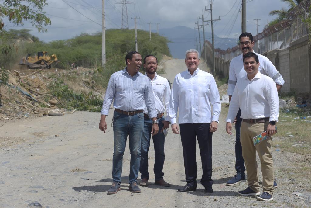 El ministro de la Presidencia, Lisandro Macarrulla, mientras hacía una visita de inspección en la zona donde se iniciará el Monorriel de Santiago.