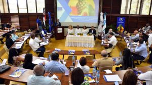 Vista panorámica encuentro presentación de los avances y logros alcanzados en el marco del proyecto de “Fortalecimiento de la Calidad para el Desarrollo de las Mipymes de la Cadena de Valor de Frutas Procesadas” (CALIFRUP), al centro mesa de honor integrada por la embajadora Katja Afheldt, jefa de la Delegación de la Unión Europea en República Dominicana; Benito Ferrerías, rector Universidad ISA y Olaya Dotel, viceministra de Cooperación Internacional del Ministerio de Economía, Planificación y Desarrollo y Ordenadora Nacional de los Fondos Europeos para el Desarrollo y Jorge Guillermo Morales Paulino, viceministro de Fomento a las Mipymes del Ministerio de Industria y Comercio.