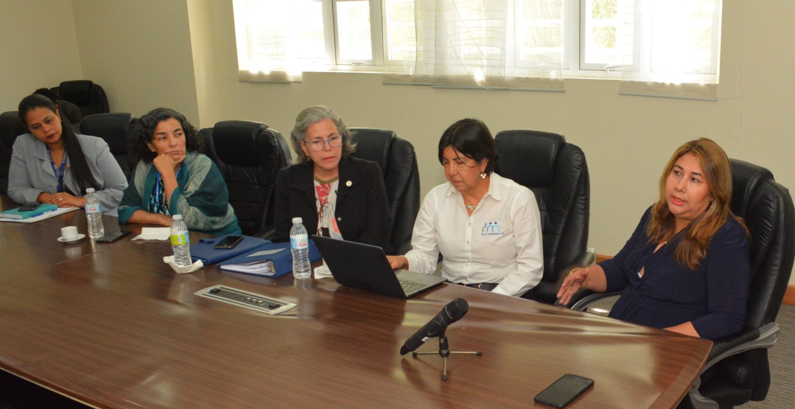 Vielka Polanco, directora ejecutiva del Centro Nacional de Fomento y Promoción de las Asociaciones Sin Fines de Lucro (CASFL), junto a las representantes del Consejo Directivo Consuelo Saviñón del Instituto de Ayuda al Sordo; Olga Noboa de Arocha de la Red de Misericordia; Leopoldina Cairo de Profamilia. 