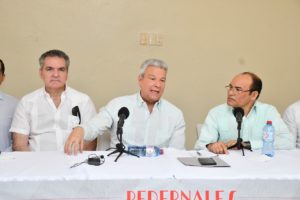 Lisandro Macarrulla, ministro de la Presidencia junto a Neney Cabrera, ministro encargado de la Dirección General de Proyectos Estratégicos y Especiales de la Presidencia y el periodista Carlos Julio Feliz.