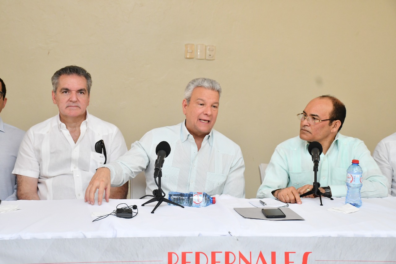 Gobierno supervisa avances desarrollo turístico de Pedernales; se reúne con autoridades y comunitarios