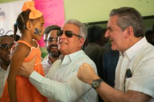 El ministro de la Presidencia, Lisandro Macarrulla junto a Neney Cabrera, encargado de Proyectos Estratégicos y Programas Especiales de la Presidencia (Propeep), durante la jornada de Inclusión Social “Primero Tú” en Pedernales