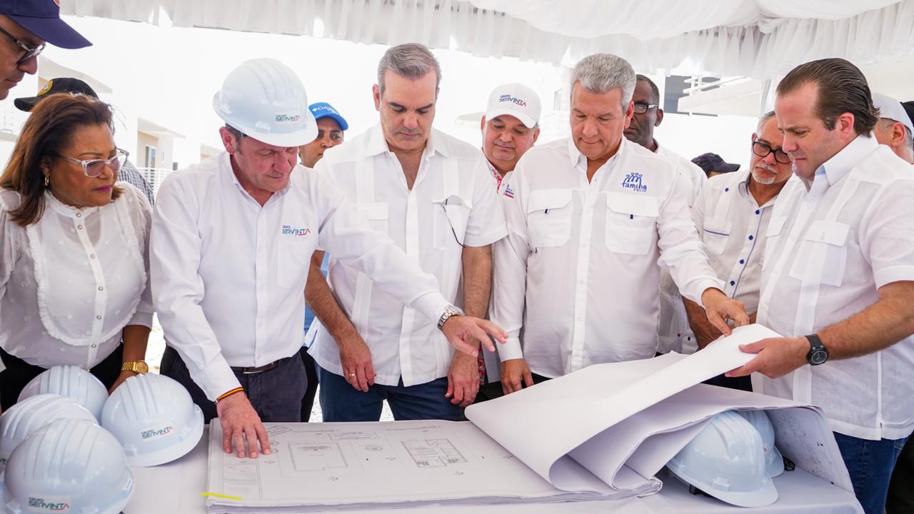 Ministro Lisandro Macarrulla, supervisa proyecto Praderas del Norte en Los Alcarrizos, junto al presidente Luis Abinader.