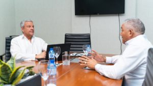 Lisandro Macarrulla y Radhamés González, durante la sesión de trabajo en el Palacio Nacional.