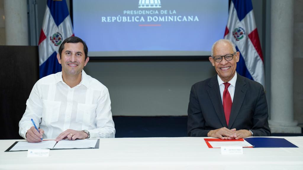 Roberto Herrera, director ejecutivo de CEPM y gerente general de Energas y José Ramón Holguín, viceministro de Monitoreo y Coordinación Gubernamental del Minpre.